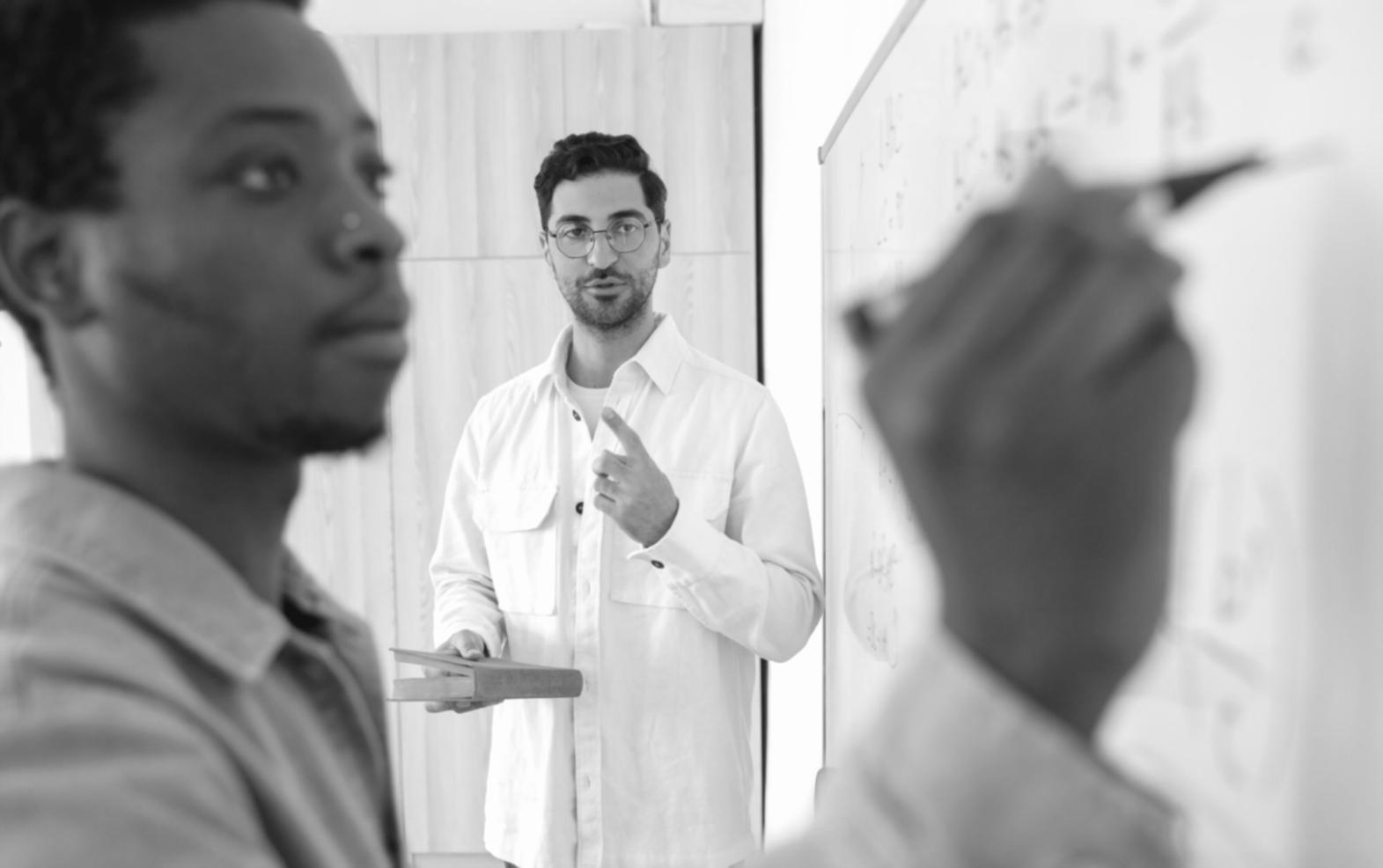 Professionnels en situation de négociation d'affaires constructive