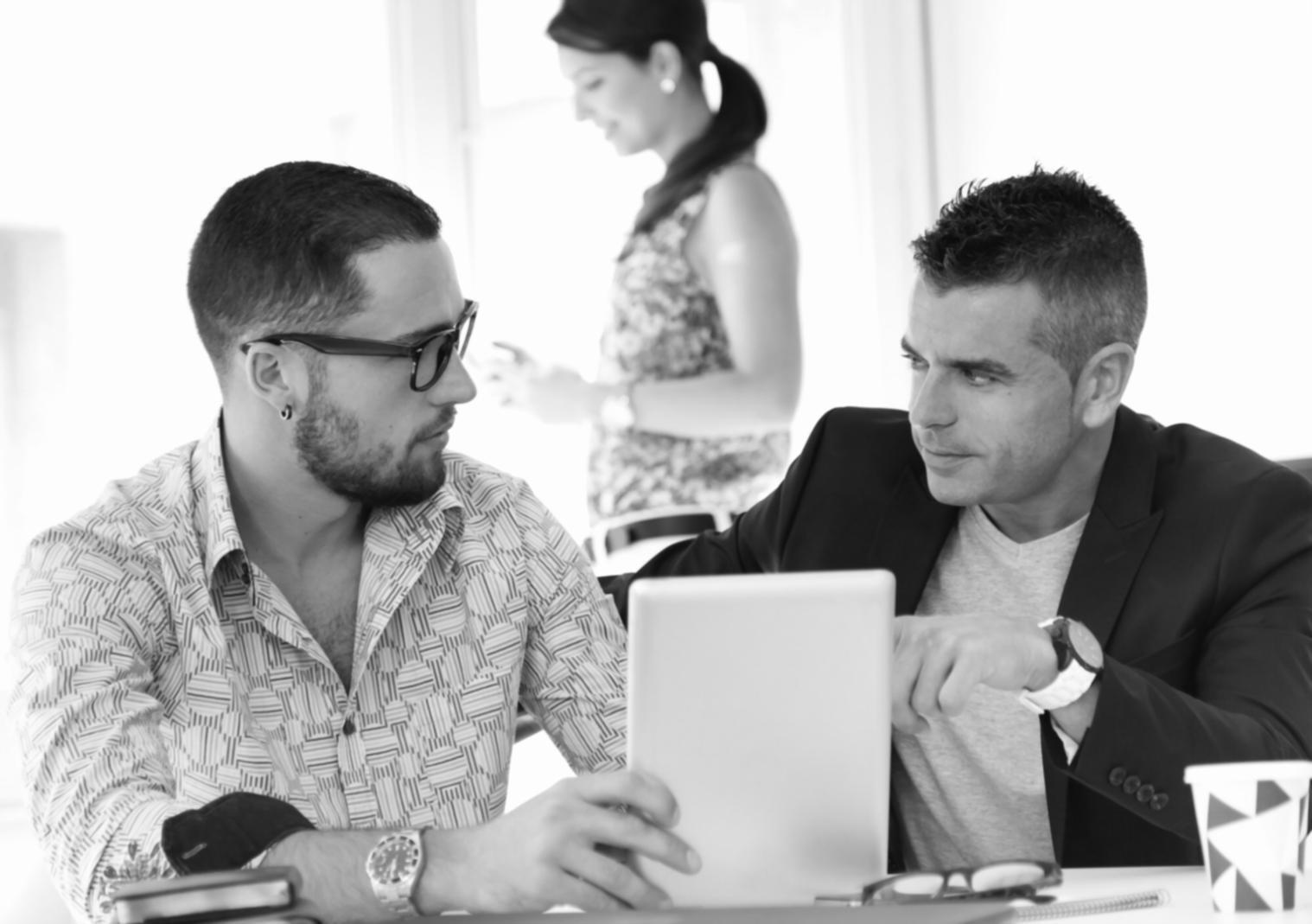 Environnement professionnel illustrant les dynamiques de négociation financière dans un contexte d'entreprise